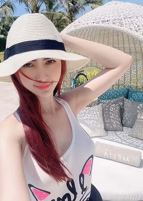 Năm 2019, Hoa hậu Phan Thị Mơ được bạn trai đại gia tặng nhà, nhẫn 5 tỷ. Cô chia sẻ, bản thân sợ hiểu lầm là dựa đại gia. Chân dài 9X khẳng định là người chủ động kinh tế khi hơn 50% những món đồ cô sở hữu là do công sức của bản thân.