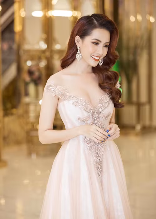 Người đẹp chia sẻ, cô đã khóc khi đọc kịch bản vì thương xót cho số phận cô gái miền Tây vất vả, chịu nhiều đau đớn, hy sinh vì gia đình.