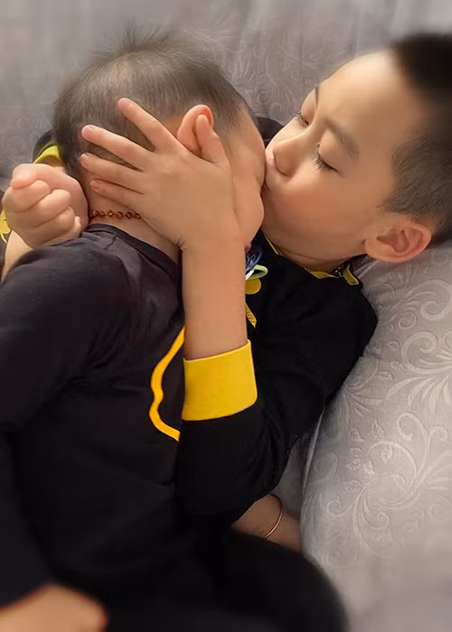 Siêu mẫu gốc miền Tây chia sẻ hình ảnh con trai đầu lòng đáng yêu.