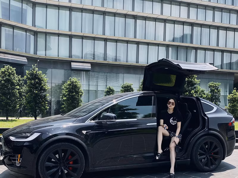 Chân dài tập trung chăm con đồng thời kinh doanh salon chăm sóc tóc, bán hải sản và hoa quả nhập khẩu.