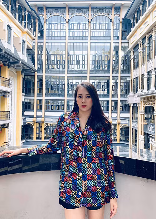 Gà cưng một thời của Khắc Tiệp được khen mặn mà hơn thời con gái.