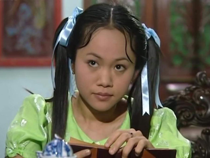 Trước Hồng Hoang trong phim “Cát đỏ”, Kim Huyền từng đóng bé Yến trong “Người vợ ma”, Hồng trong “Con nhà nghèo”, Duyên trong “Người đàn bà uống rượu”.