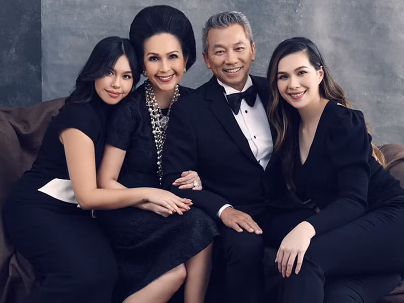 Theo Diễm My, Thùy My tốt nghiệp đại học với thành tích xuất sắc trong khi đó Quế My đậu cả 4 trường danh giá ở Mỹ.