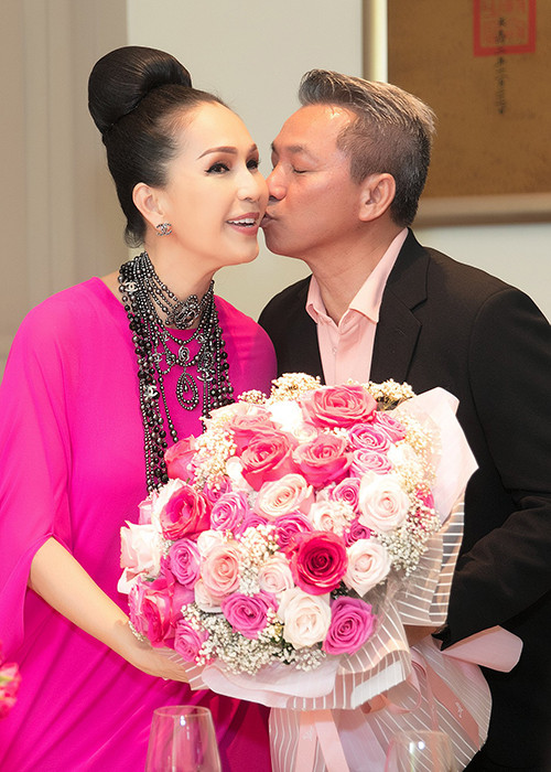 Kết hôn được 26 năm, vợ chồng Diễm My vẫn dành cho nhau cử chỉ đầy tình tứ.