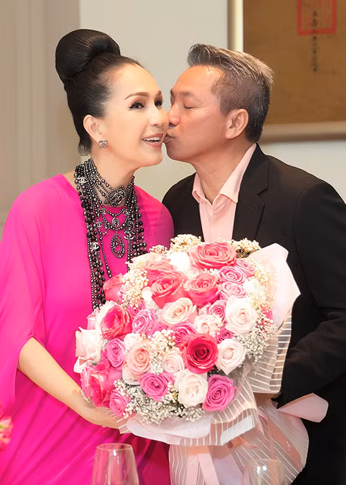 Kết hôn được 26 năm, vợ chồng Diễm My vẫn dành cho nhau cử chỉ đầy tình tứ.