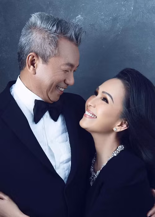 Vợ chồng Diễm Mỹ có 2 cô con gái đều đang du học tại Mỹ: Thùy My và Quế My.