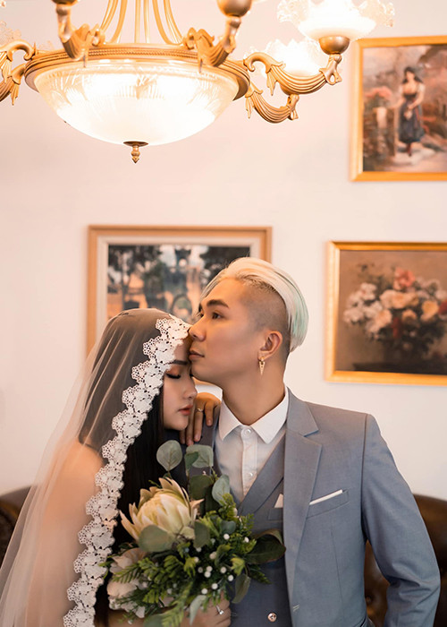 Đôi uyên ương ban đầu định tổ chức hôn lễ vào tháng 9/2020 nhưng vì COVID-19 nên quyết định rời ngày trọng đại.