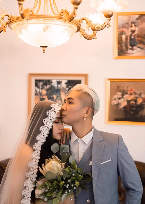 Đôi uyên ương ban đầu định tổ chức hôn lễ vào tháng 9/2020 nhưng vì COVID-19 nên quyết định rời ngày trọng đại.