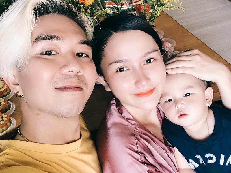 Trước khi đến với Huỳnh Như, nam ca sĩ một mình nuôi con trai và bố vợ cũ.