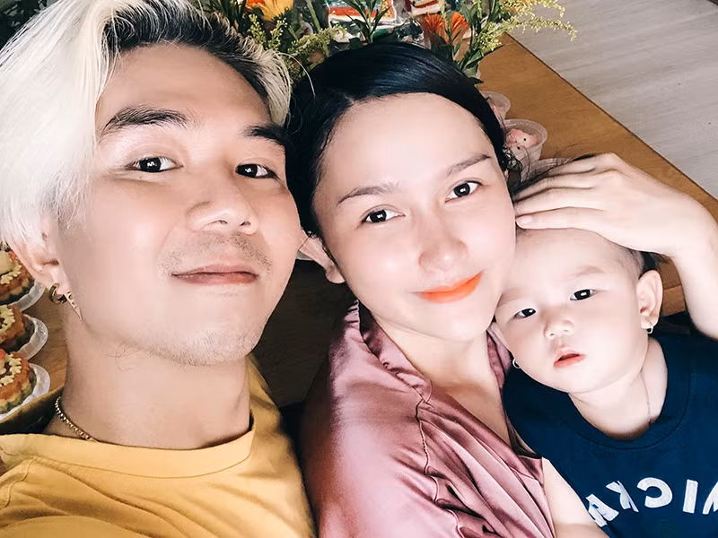 Trước khi đến với Huỳnh Như, nam ca sĩ một mình nuôi con trai và bố vợ cũ.