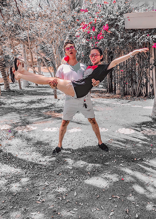 Khánh Đơn nhiều lần dành lời ngọt ngào cho Huỳnh Như. Ngoài ra, cặp đôi có không ít khoảnh khắc ngọt ngào bên nhau.