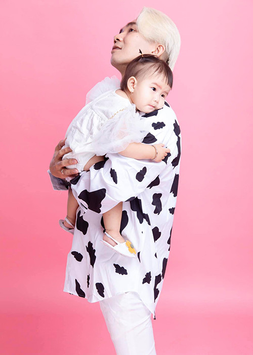 Khánh Đơn tỏ ra là ông bố bỉm sữa "nghiện" con.