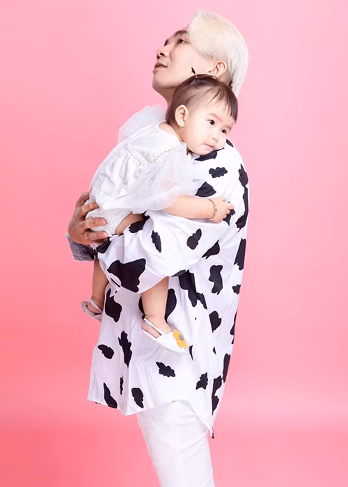 Khánh Đơn tỏ ra là ông bố bỉm sữa "nghiện" con.