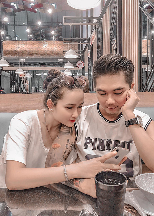 Khi công khai chuyện tình cảm với Huỳnh Như, Khánh Đơn mong muốn mọi người đừng nhắc đến quá khứ của anh bởi câu chuyện đời tư của nam ca sĩ vô tình làm tổn thương người đến sau.