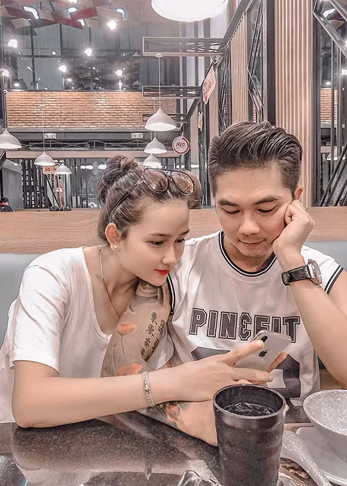 Khi công khai chuyện tình cảm với Huỳnh Như, Khánh Đơn mong muốn mọi người đừng nhắc đến quá khứ của anh bởi câu chuyện đời tư của nam ca sĩ vô tình làm tổn thương người đến sau.