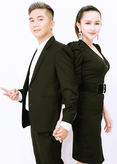 Cô viết: “Chọn anh, chẳng phải anh lắm tiền nhiều của, hay anh đẹp trai soái ca mà là vì anh tử tế, có tâm có tình, có đạo đức, đủ để làm tôi sẵn sàng đối đầu với cả thế giới ngoài kia. Có đôi lúc anh cuống cuồng lên, anh rối rít khi người con gái anh yêu giận dỗi, làm đủ trò chọc cho cô ấy cười, ngổ ngáo cũng được, ngớ ngẩn cũng được miễn tôi vui là được".