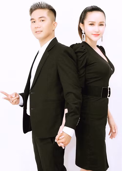 Cô viết: “Chọn anh, chẳng phải anh lắm tiền nhiều của, hay anh đẹp trai soái ca mà là vì anh tử tế, có tâm có tình, có đạo đức, đủ để làm tôi sẵn sàng đối đầu với cả thế giới ngoài kia. Có đôi lúc anh cuống cuồng lên, anh rối rít khi người con gái anh yêu giận dỗi, làm đủ trò chọc cho cô ấy cười, ngổ ngáo cũng được, ngớ ngẩn cũng được miễn tôi vui là được".