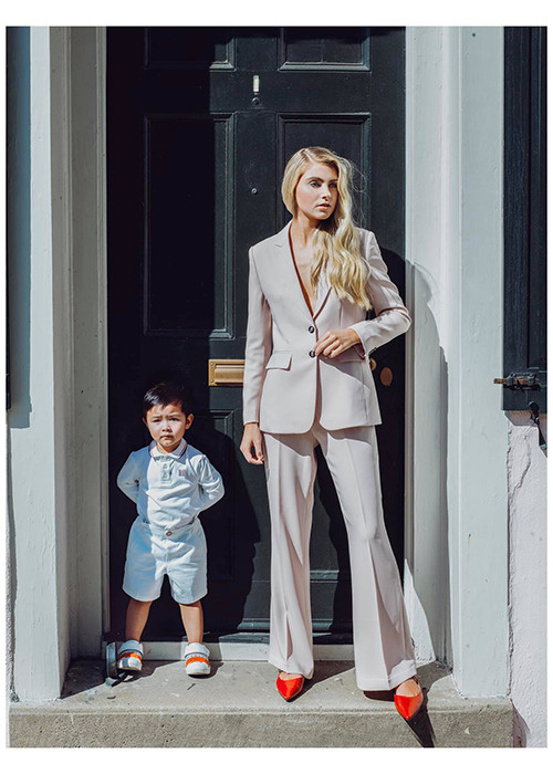 Bé Thiên Từ còn làm người mẫu cho công ty riêng mình.