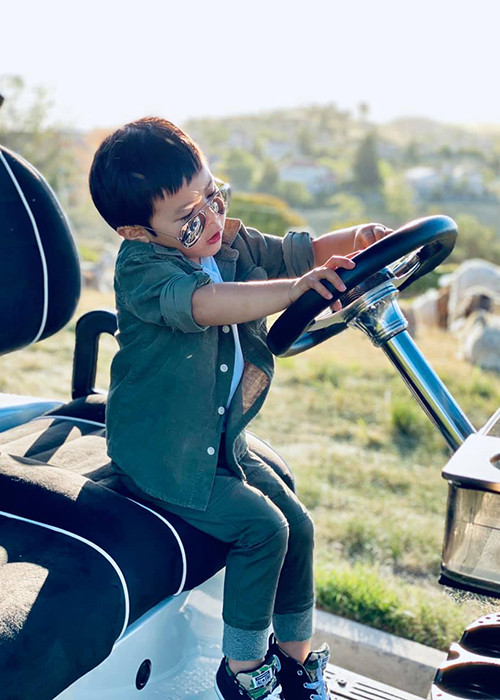 Để phát triển năng khiếu ngoại ngữ của con, vợ chồng Đan Trường đầu tư rất nhiều, trong đó có việc thuê vú em biết ngoại ngữ: Anh - Việt Hoa, hay Anh - Tây Ban Nha. Hiện tại, vì dịch COVID-19, doanh nhân Thủy Tiên không còn thuê người vú em nào trong nhà nữa.