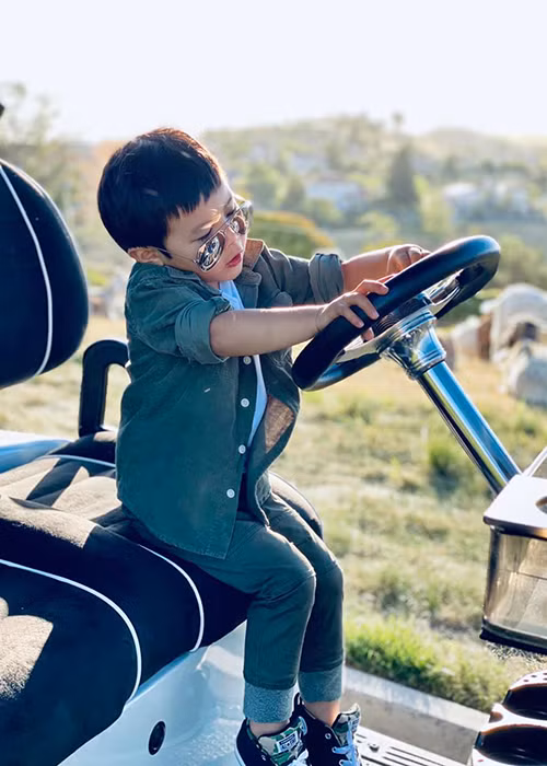 Để phát triển năng khiếu ngoại ngữ của con, vợ chồng Đan Trường đầu tư rất nhiều, trong đó có việc thuê vú em biết ngoại ngữ: Anh - Việt Hoa, hay Anh - Tây Ban Nha. Hiện tại, vì dịch COVID-19, doanh nhân Thủy Tiên không còn thuê người vú em nào trong nhà nữa.