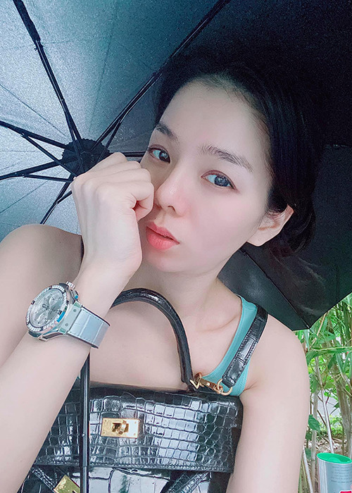 Mới đây, nữ ca sĩ chia sẻ hình ảnh ngồi chờ con trai chơi thể thao. Kèm theo đó, cô viết: "Ngồi một góc sân, chờ bạn Bo chơi thể thao, thỉnh thoảng mưa vẫn rơi lộp bộp vào ô. Tâm trạng đúng nghĩa đang tan chậm, ngoài kia chắc mọi người đang hối hả về nhà nhỉ. Ở đây thì có một thiếu nữ đi qua tuổi dậy thì khá lâu rồi, thích ngồi yên thế này. Đang nhớ những gì cần nhớ và quên những gì cần quên".