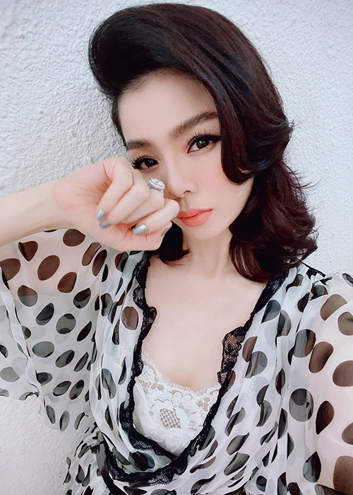 Lệ Quyên tỏ ra không bận tâm đến những lời khen chê về vóc dáng ở tuổi 39.