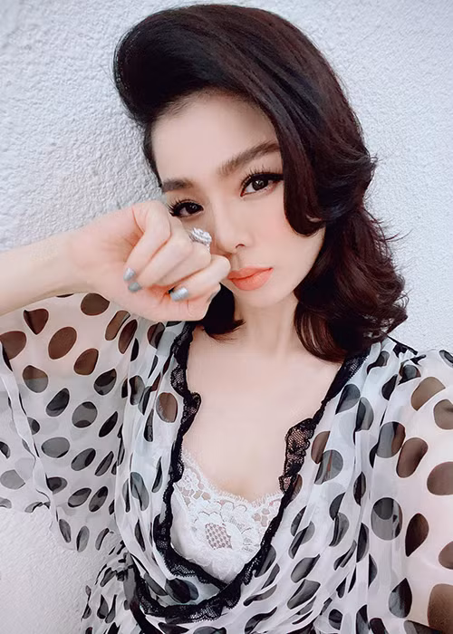 Lệ Quyên tỏ ra không bận tâm đến những lời khen chê về vóc dáng ở tuổi 39.