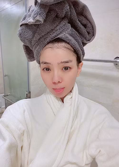 Lệ Quyên chỉ chia sẻ chuyện chăm sóc con, đi hát.