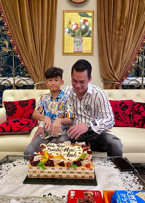 Giữa nghi vấn hôn nhân rạn nứt, ông chủ phòng trà Đức Huy cho biết, vợ chồng anh chưa ly hôn.