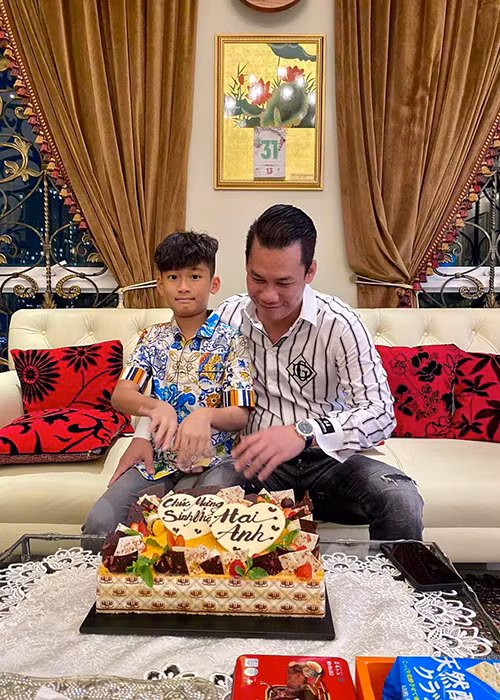 Giữa nghi vấn hôn nhân rạn nứt, ông chủ phòng trà Đức Huy cho biết, vợ chồng anh chưa ly hôn.