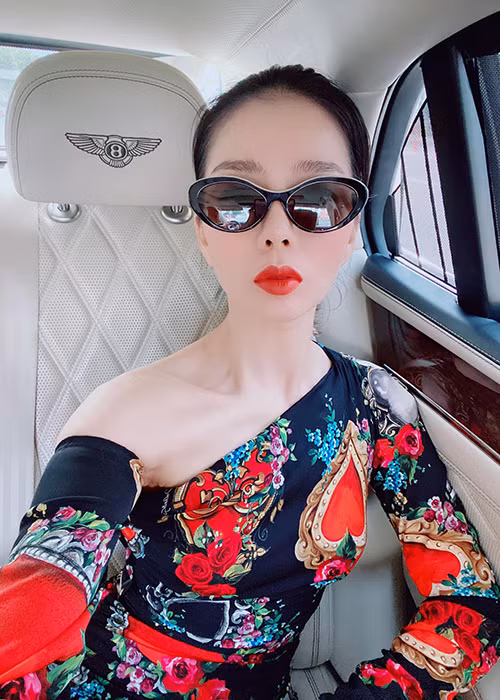 Nữ ca sĩ được khen ngày càng trẻ trung. Tuy nhiên, vóc dáng của cô bị nhiều người chê khá gầy.