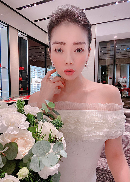 Cách đây 1 tháng, nữ ca sĩ Lệ Quyên vướng tin đồn hôn nhân rạn nứt kèm loạt ảnh thân mật bên người mẫu Lâm Bảo Châu.