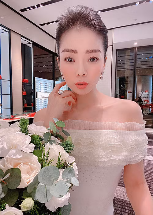 Cách đây 1 tháng, nữ ca sĩ Lệ Quyên vướng tin đồn hôn nhân rạn nứt kèm loạt ảnh thân mật bên người mẫu Lâm Bảo Châu.