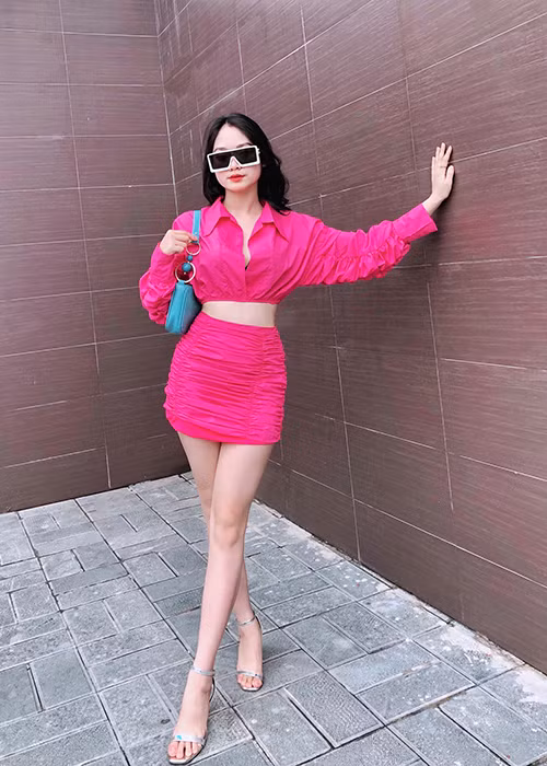 Lan Nhi sinh năm 2001, đến từ Nghệ An, là người mẫu lookbook tự do.