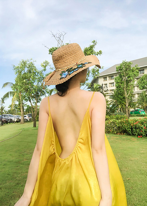 Ứng viên Hoa hậu Việt Nam để lộ lưng trần gợi cảm.