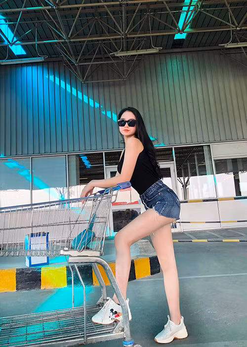 Lan Nhi trông rất hút mắt với gu thời trang gợi cảm.