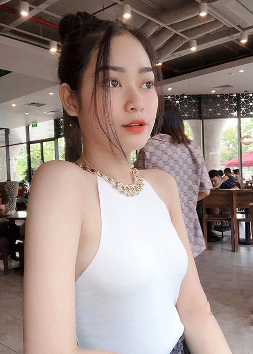 Một trong những lợi thế của chân dài đến từ Nghệ An là kinh nghiệm làm người mẫu.