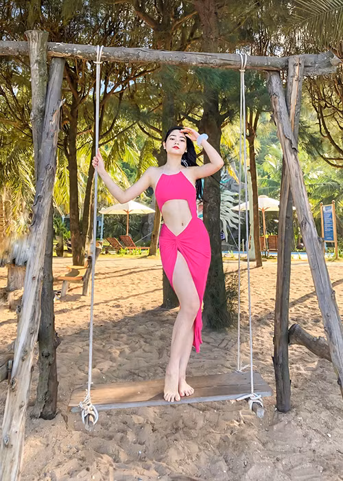 Chân dài đến từ Nghệ An khoe body nuột nà với trang phục bikini.