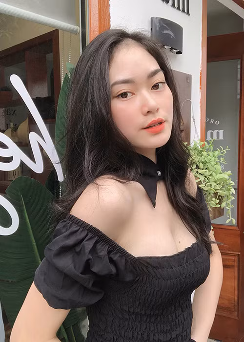 Lan Nhi chuộng trang phục giúp cô tôn vòng một.