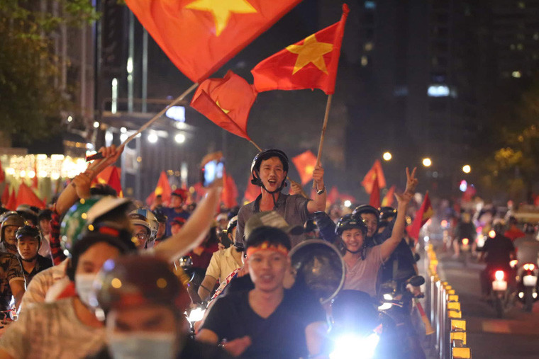 Người hâm mộ sống trong không khí vui sướng trong đêm chiến thắng của Đội tuyển Việt Nam.