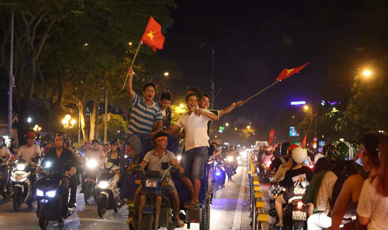 Người dân Việt Nam, nói chung, TP.HCM nói riêng đã có "đêm trắng" hòa cùng chiến thắng vang dội của Đội tuyển bóng đá Việt Nam.