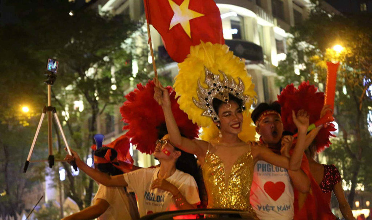 Muôn kiểu mừng chiến thắng đầy màu sắc và sôi động trên khắp đường phố Sài Gòn