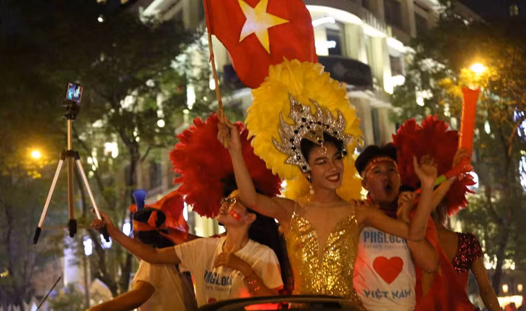 Muôn kiểu mừng chiến thắng đầy màu sắc và sôi động trên khắp đường phố Sài Gòn