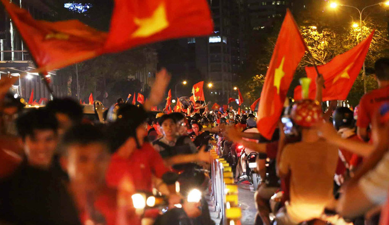 Cờ đỏ sao vàng rực đỏ khắp đường phố Sài Gòn.