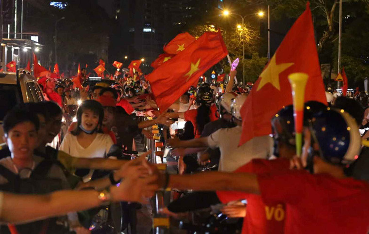 Nhiều người lạ “tay bắt, mặt mừng"...