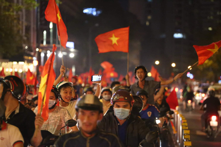 Khắp mọi tuyến đường ở TP.HCM rợp cờ đỏ sao vàng của hàng trăm nghìn người xuống phố.