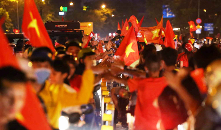 Người dân ngây ngất mừng Đội tuyển Việt Nam vào chung kết AFF cup 2018. 