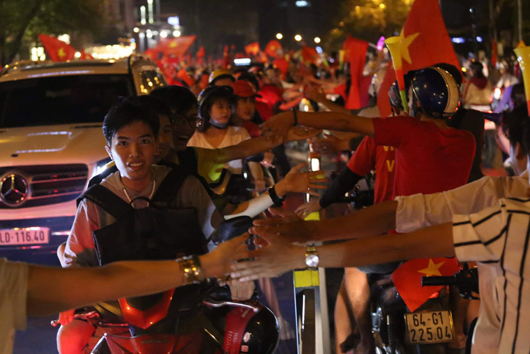 Cùng hòa vào niềm vui "Việt Nam vô địch, Việt Nam chiến thắng"...