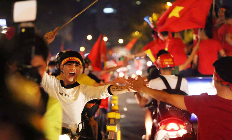 Những cái bắt tay cùng lời hô vang "Việt Nam, Việt Nam" giữa phố của hàng vạn người dân trong đêm chiến thắng.