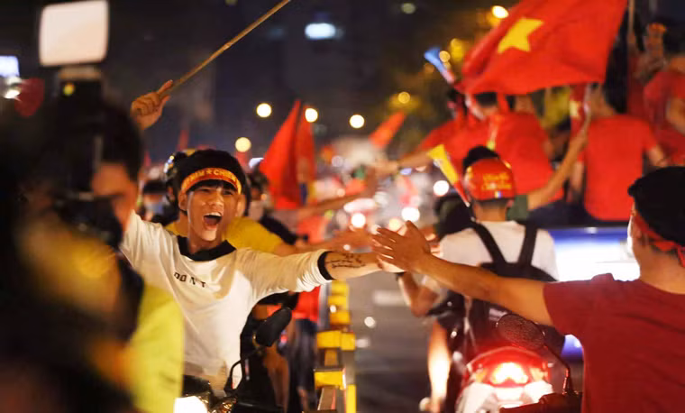 Những cái bắt tay cùng lời hô vang "Việt Nam, Việt Nam" giữa phố của hàng vạn người dân trong đêm chiến thắng.